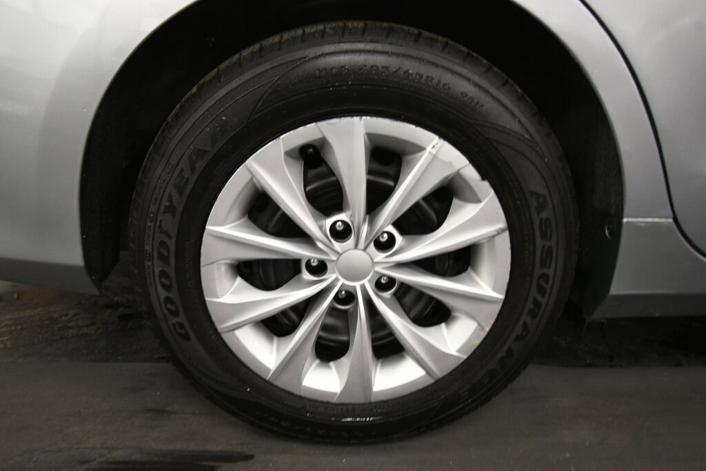 Used 2017 Toyota Camry LE image 30