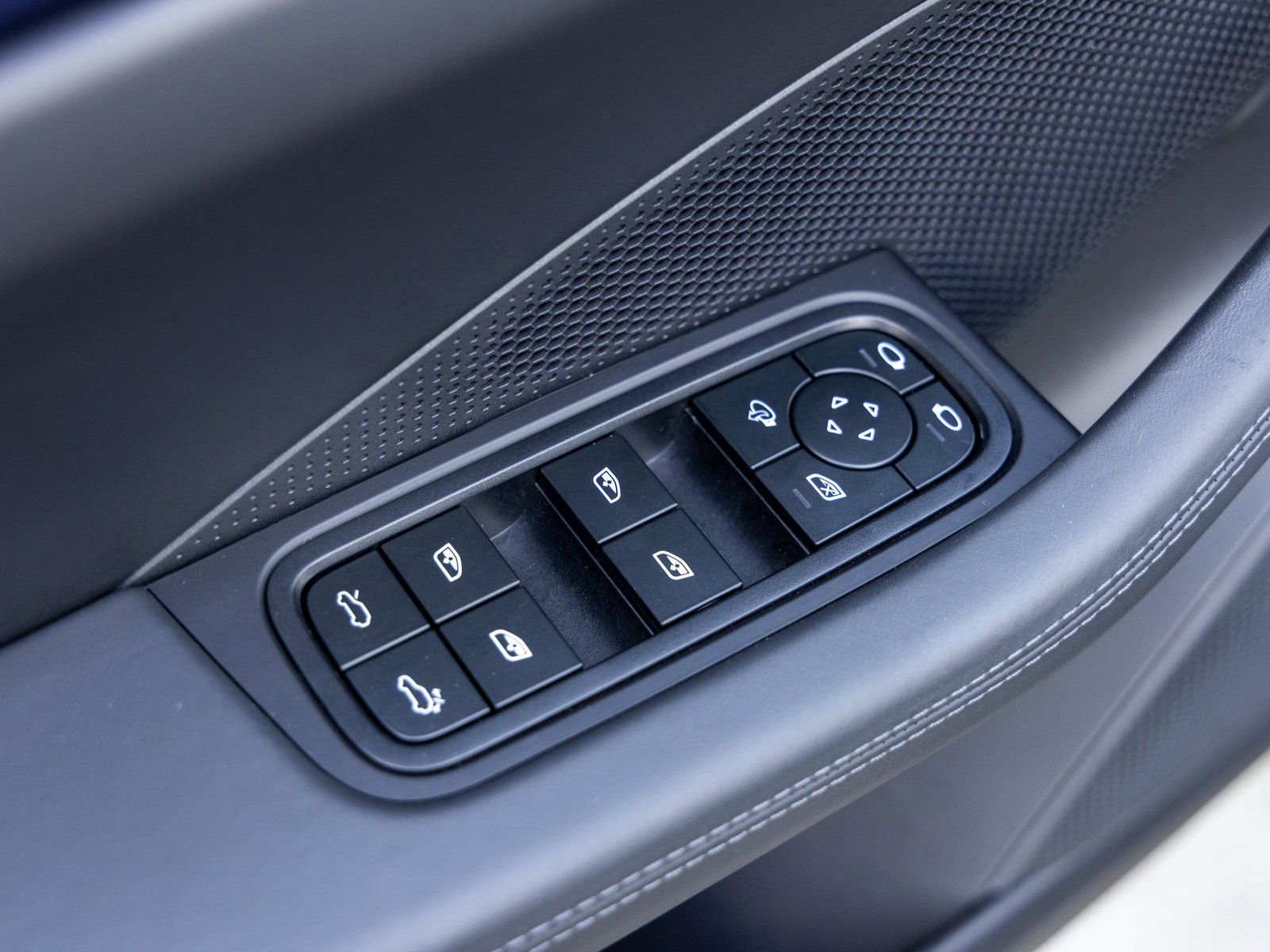Certified 2025 Porsche Macan Electric image 22