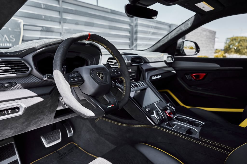 Used 2024 Lamborghini Urus Performante AWD/4WD image 2