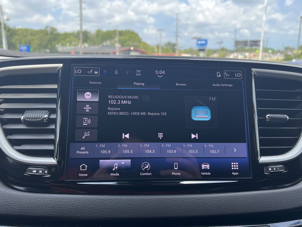 Used 2025 Chrysler Pacifica Select image 24