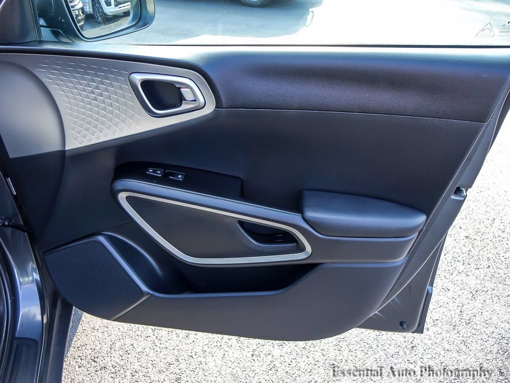 Used 2025 Kia Soul LX w/ LX Technology Package FWD image 21