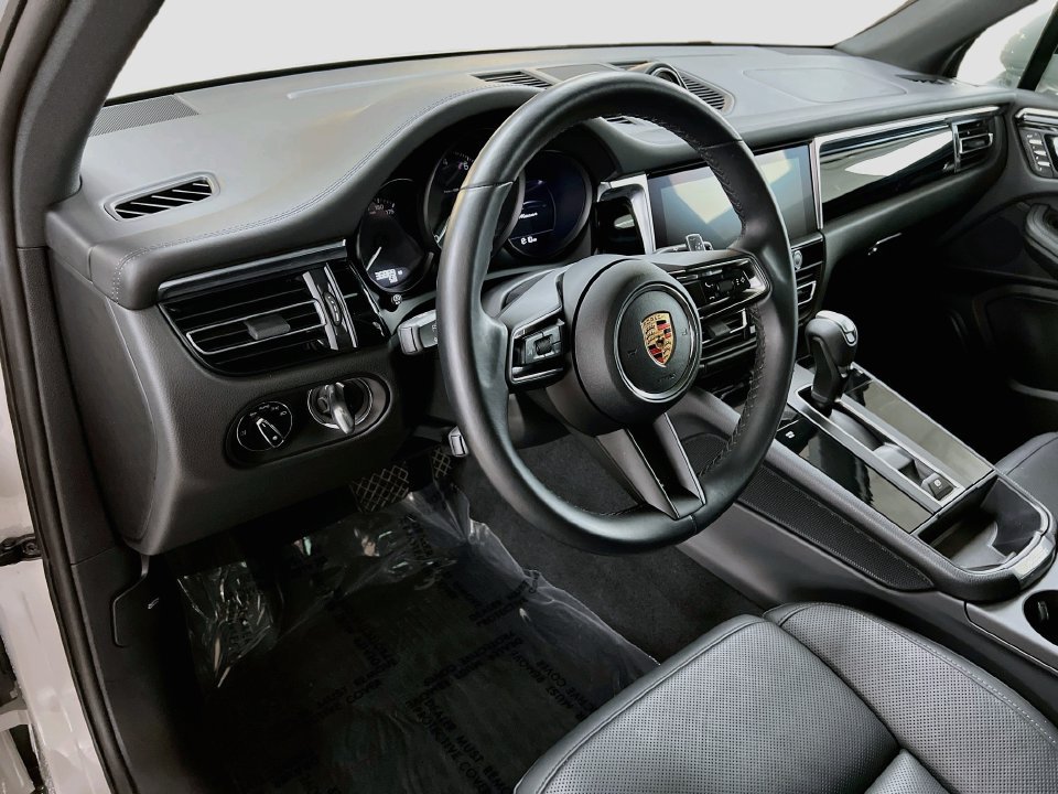 Certified 2024 Porsche Macan AWD/4WD image 4
