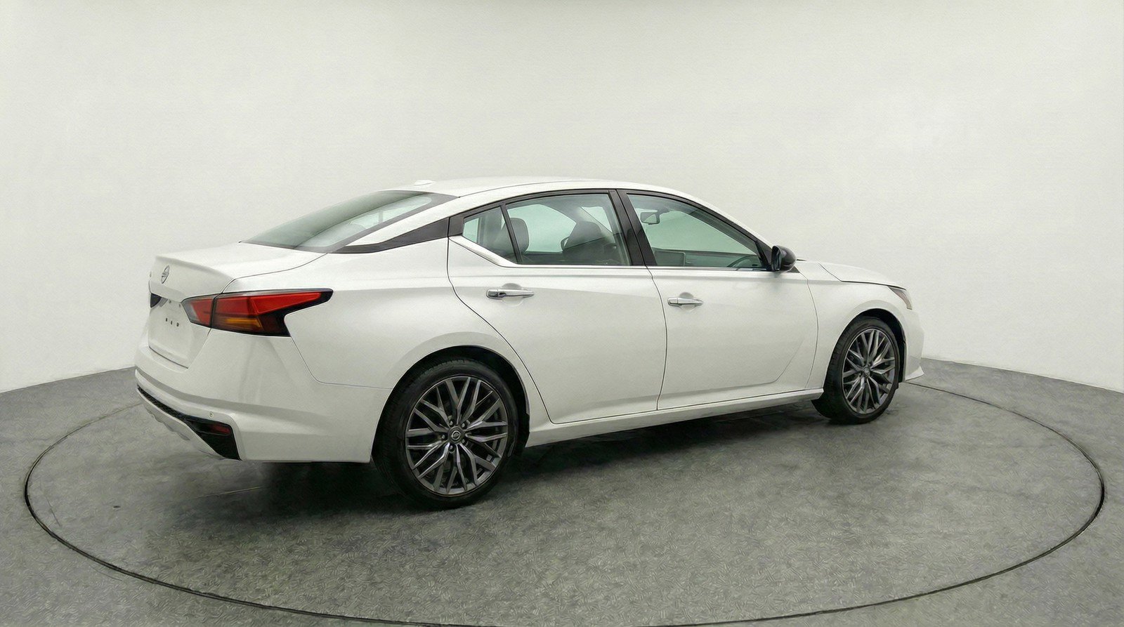 Used 2025 Nissan Altima 2.5 SV image 9