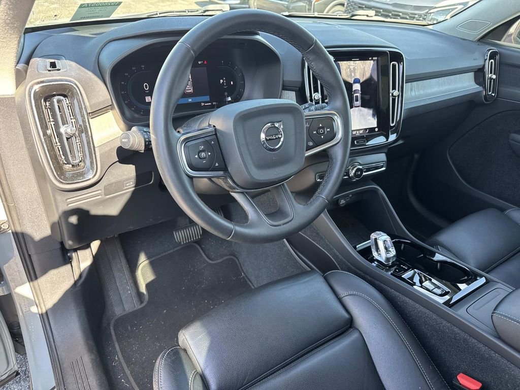 Used 2024 Volvo XC40 B5 Plus image 28