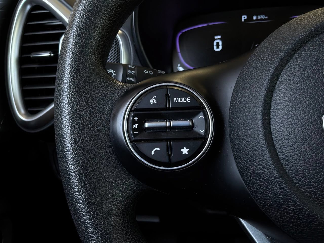 Used 2025 Kia Soul LX w/ LX Technology Package FWD image 31