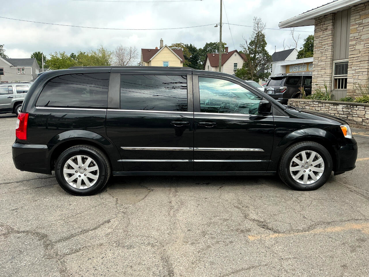 Used 2016 Chrysler Town & Country Touring image 2