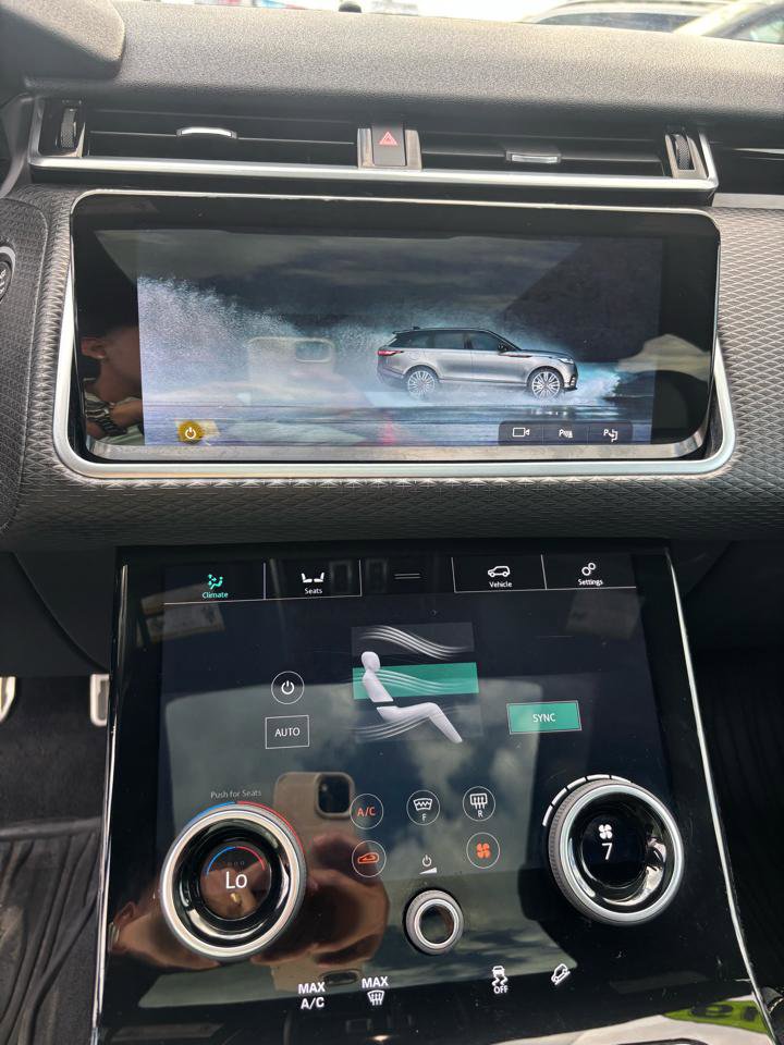 Used 2019 Land Rover Range Rover Velar R-Dynamic SE AWD/4WD image 12