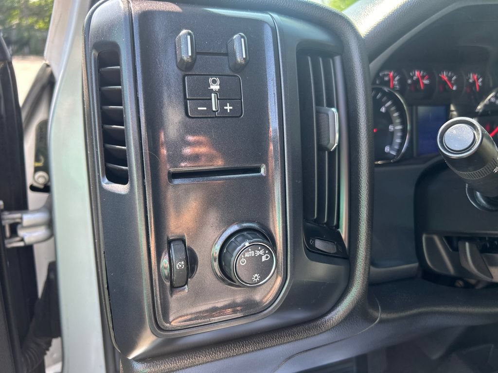 Used 2018 Chevrolet Silverado 1500 Custom w/ Custom Value Package AWD/4WD image 29