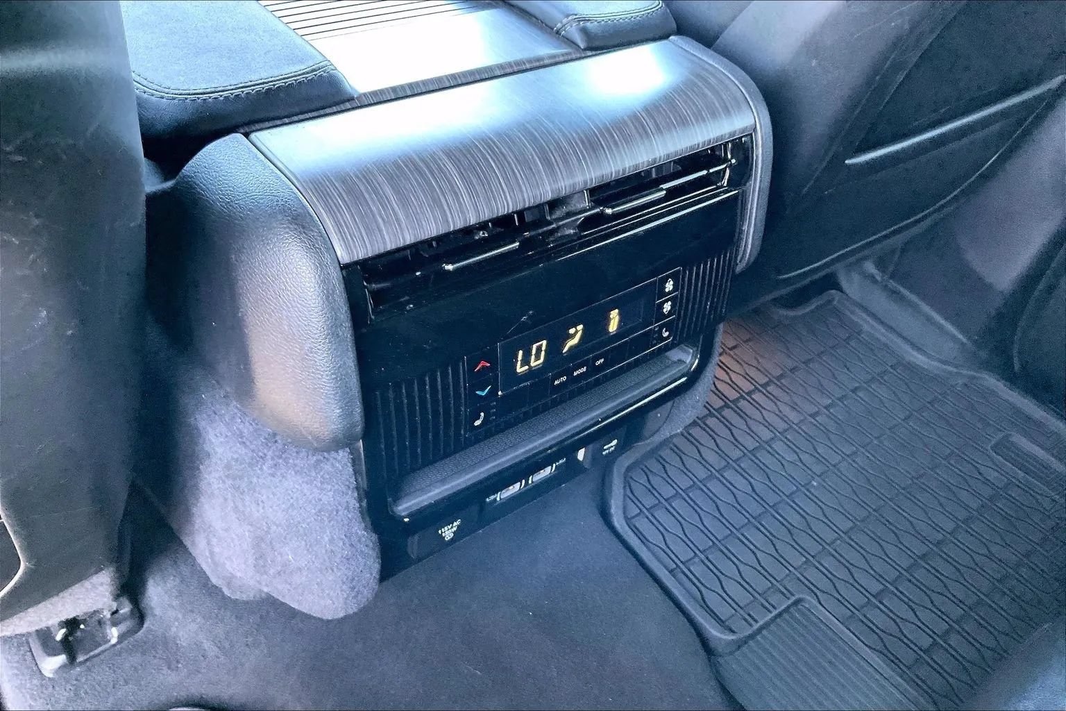 Used 2024 Jeep Wagoneer L Series II w/ Flexible Seating Group AWD/4WD image 15
