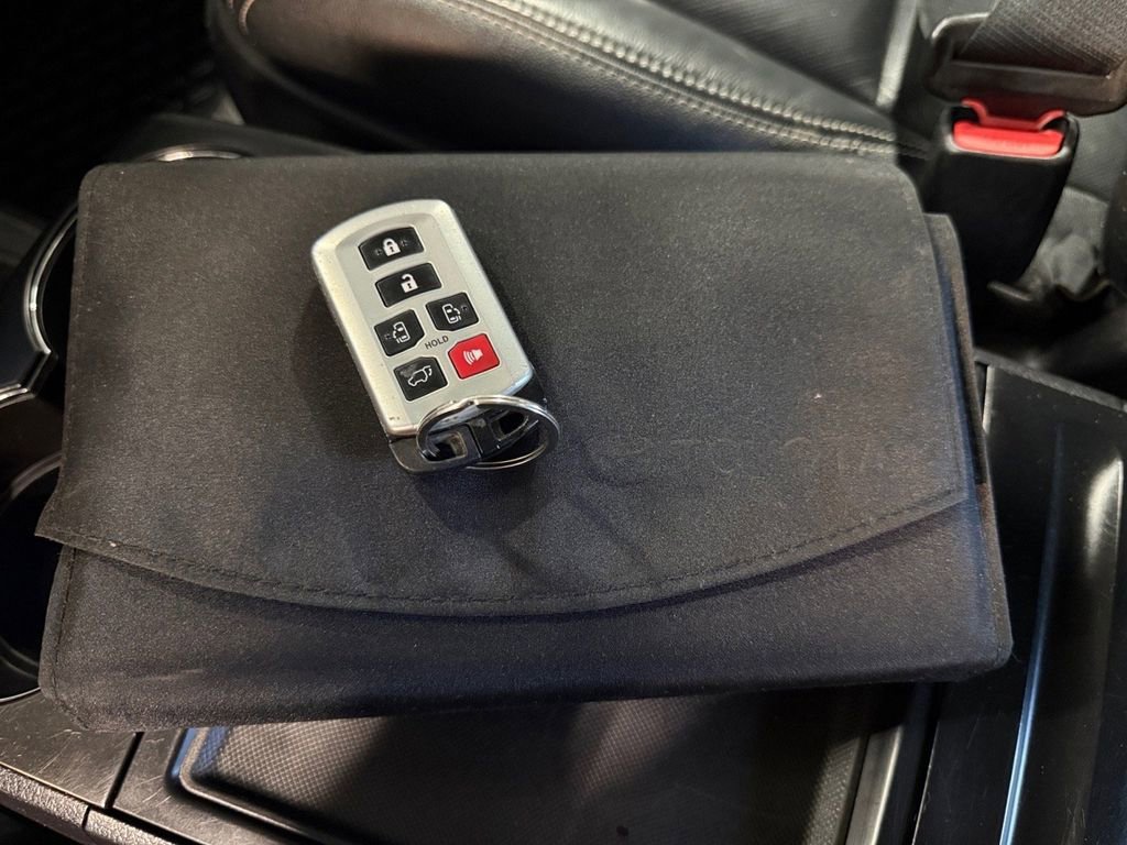 Used 2019 Toyota Sienna SE AWD/4WD image 46