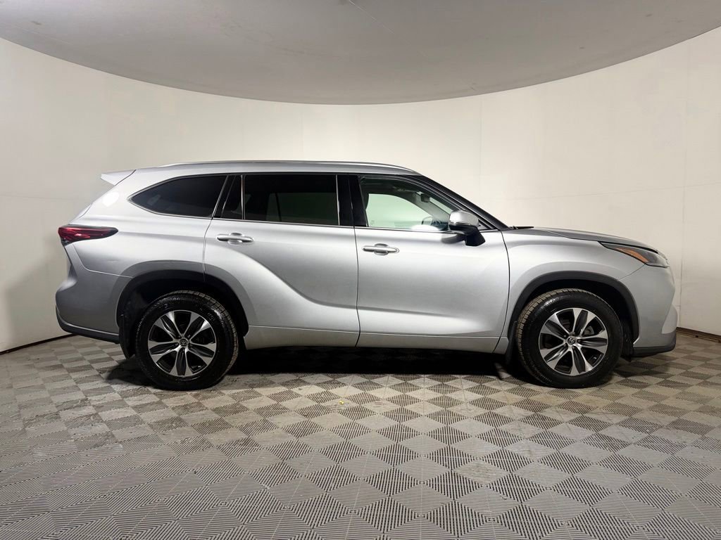 Used 2021 Toyota Highlander XLE AWD/4WD image 8