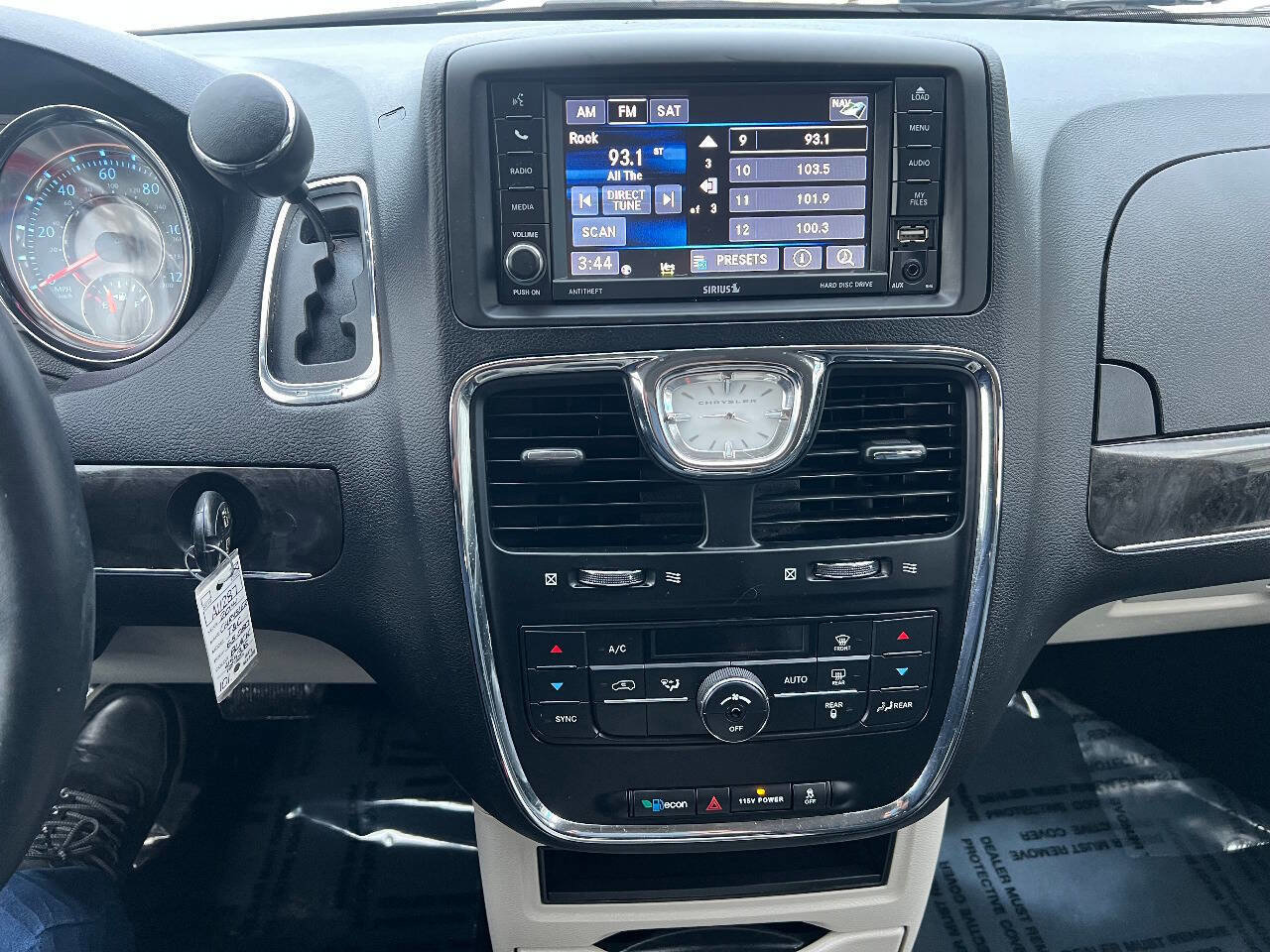 Used 2014 Chrysler Town & Country Touring image 36