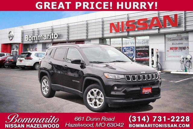 Used 2025 Jeep Compass Latitude w/ Sun & Sound Group AWD/4WD image 1