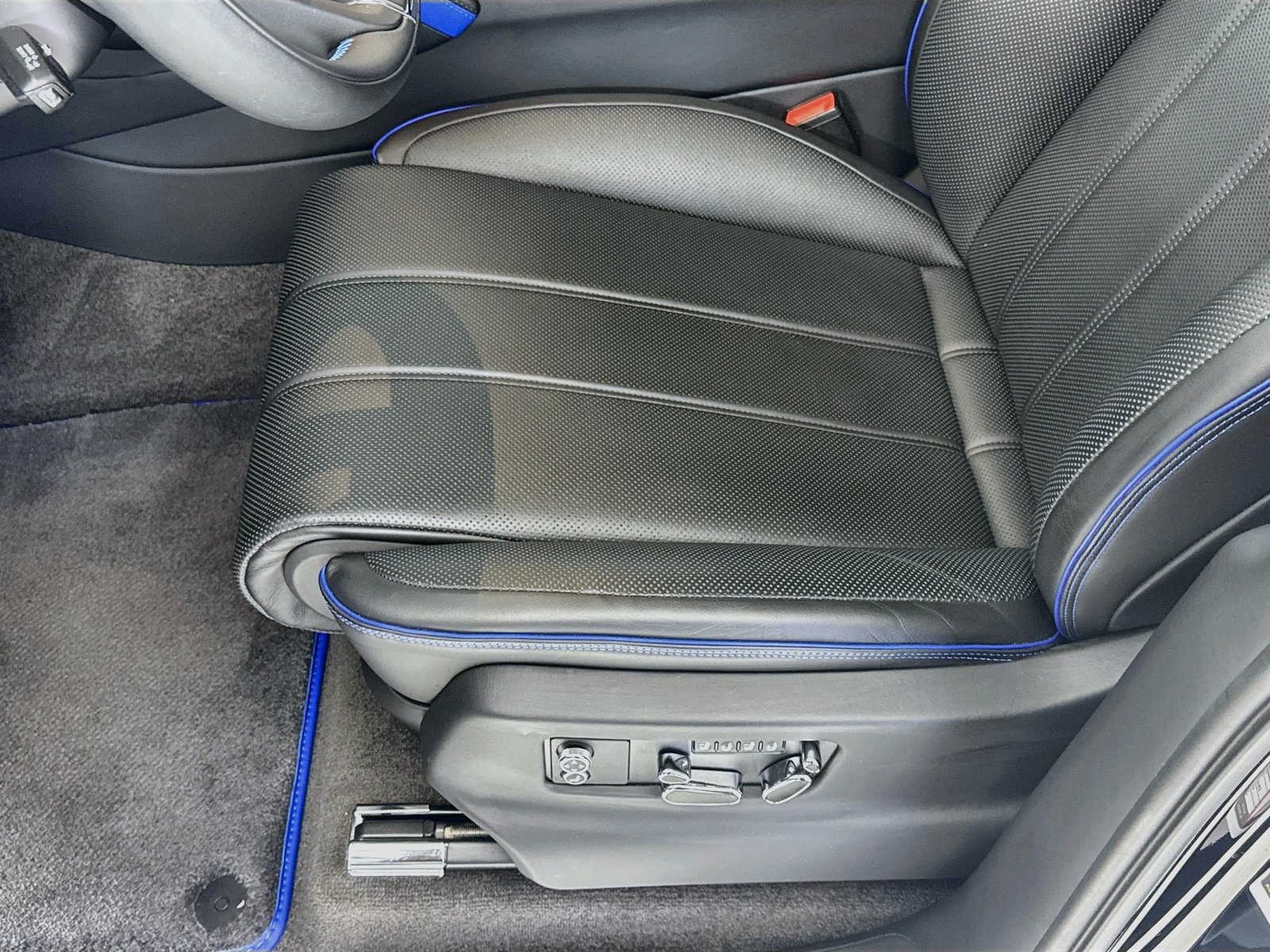 Certified 2025 Bentley Bentayga AWD/4WD image 19