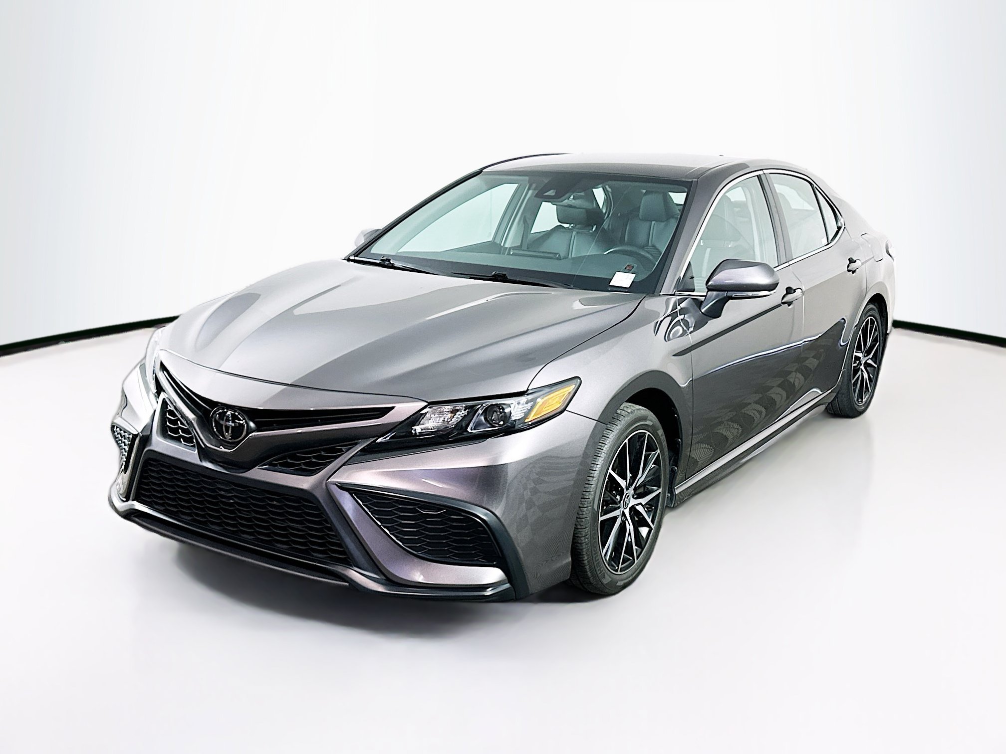 Used 2024 Toyota Camry SE FWD image 3