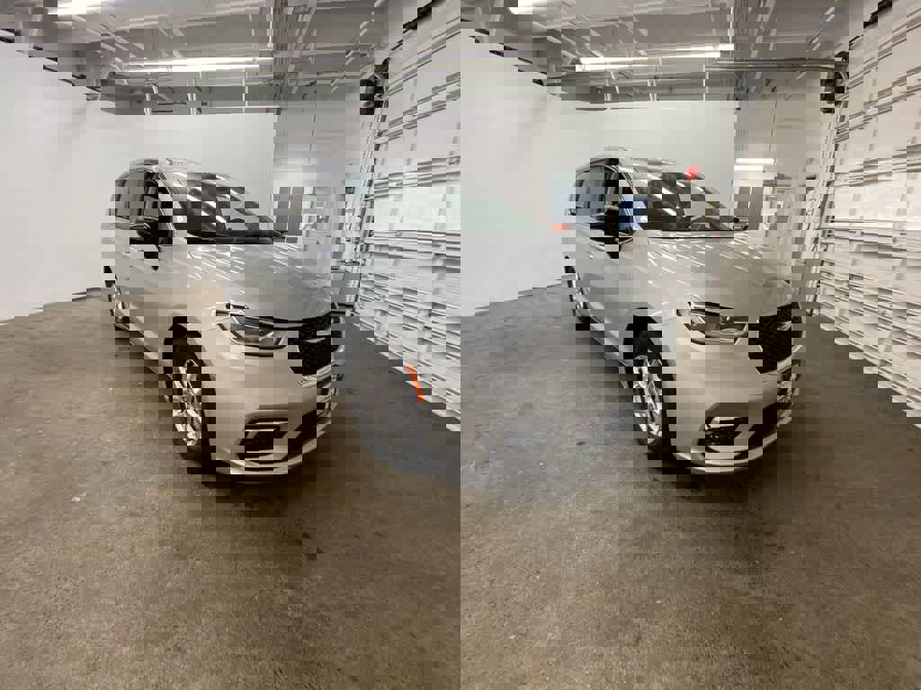 Used 2024 Chrysler Pacifica Touring-L image 8