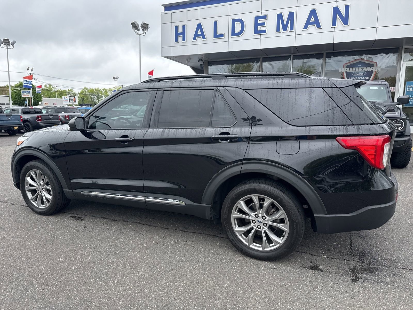 Used 2021 Ford Explorer XLT w/ Equipment Group 202A AWD/4WD image 10