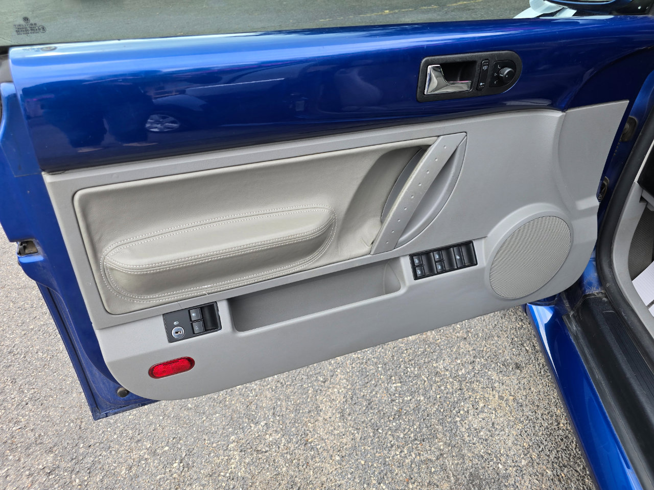 Used 2007 Volkswagen Beetle 2.5L Convertible image 8