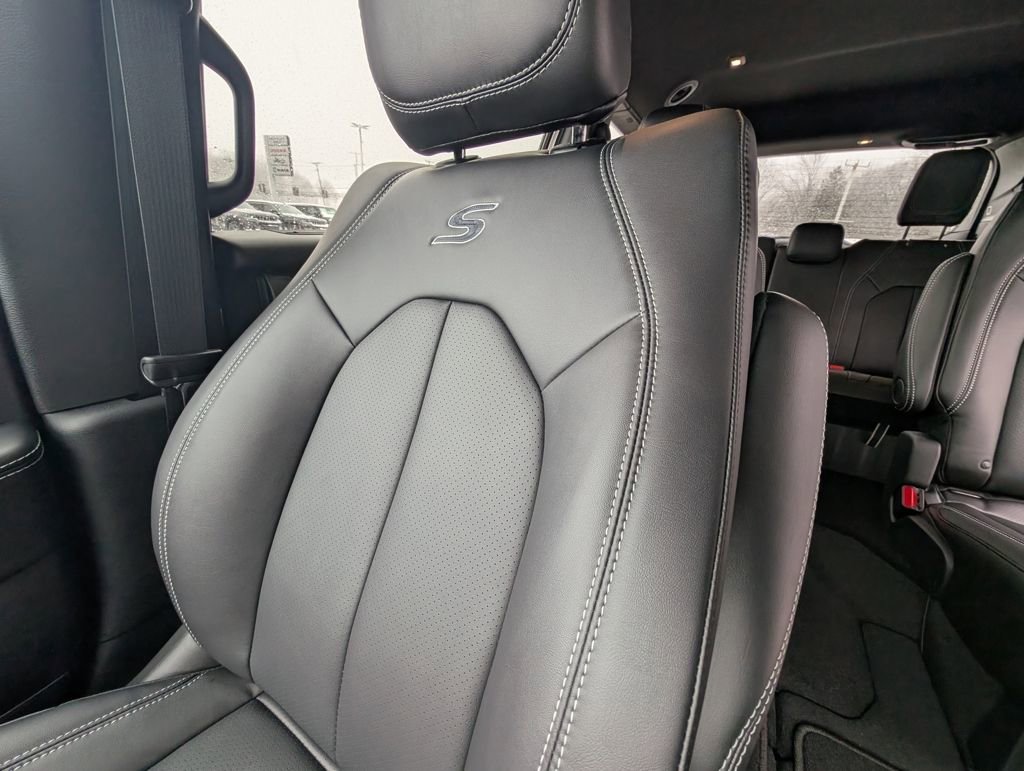 New 2026 Chrysler Pacifica Select w/ S Appearance Package image 12