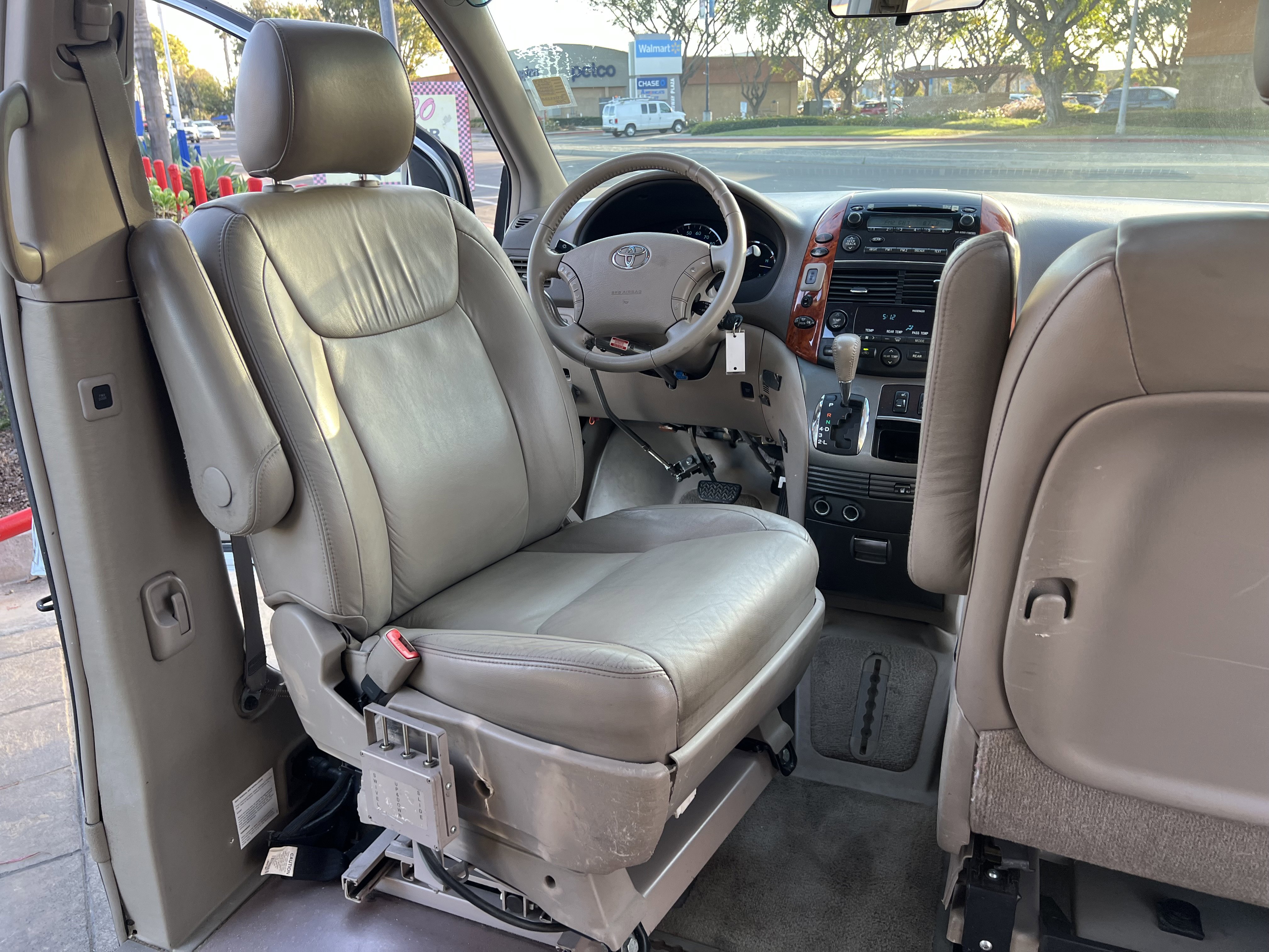 Used 2008 Toyota Sienna XLE image 27