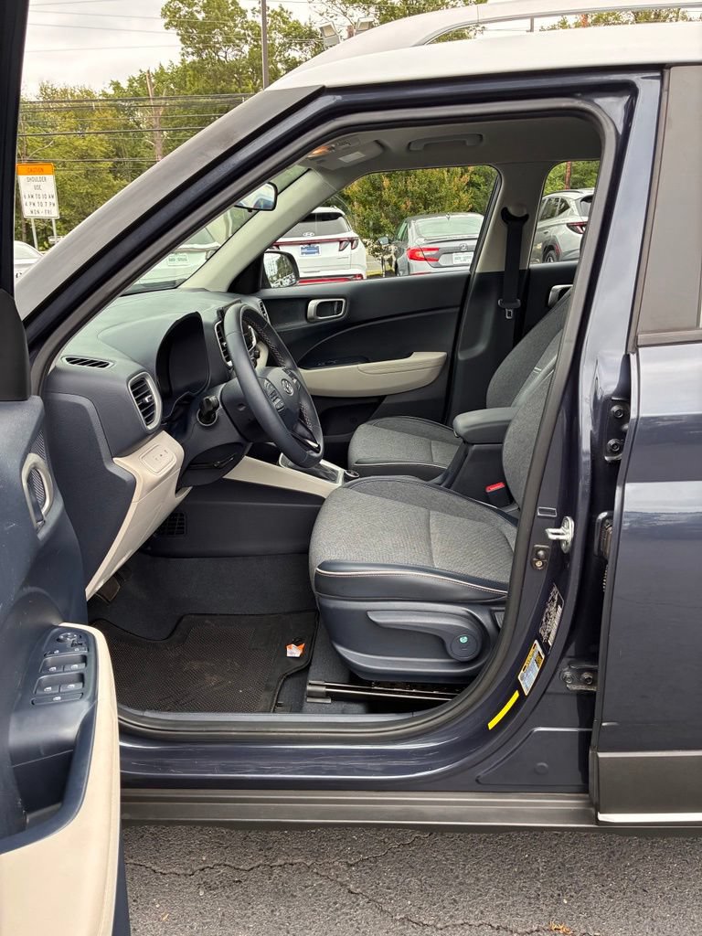 Used 2021 Hyundai Venue FWD image 23