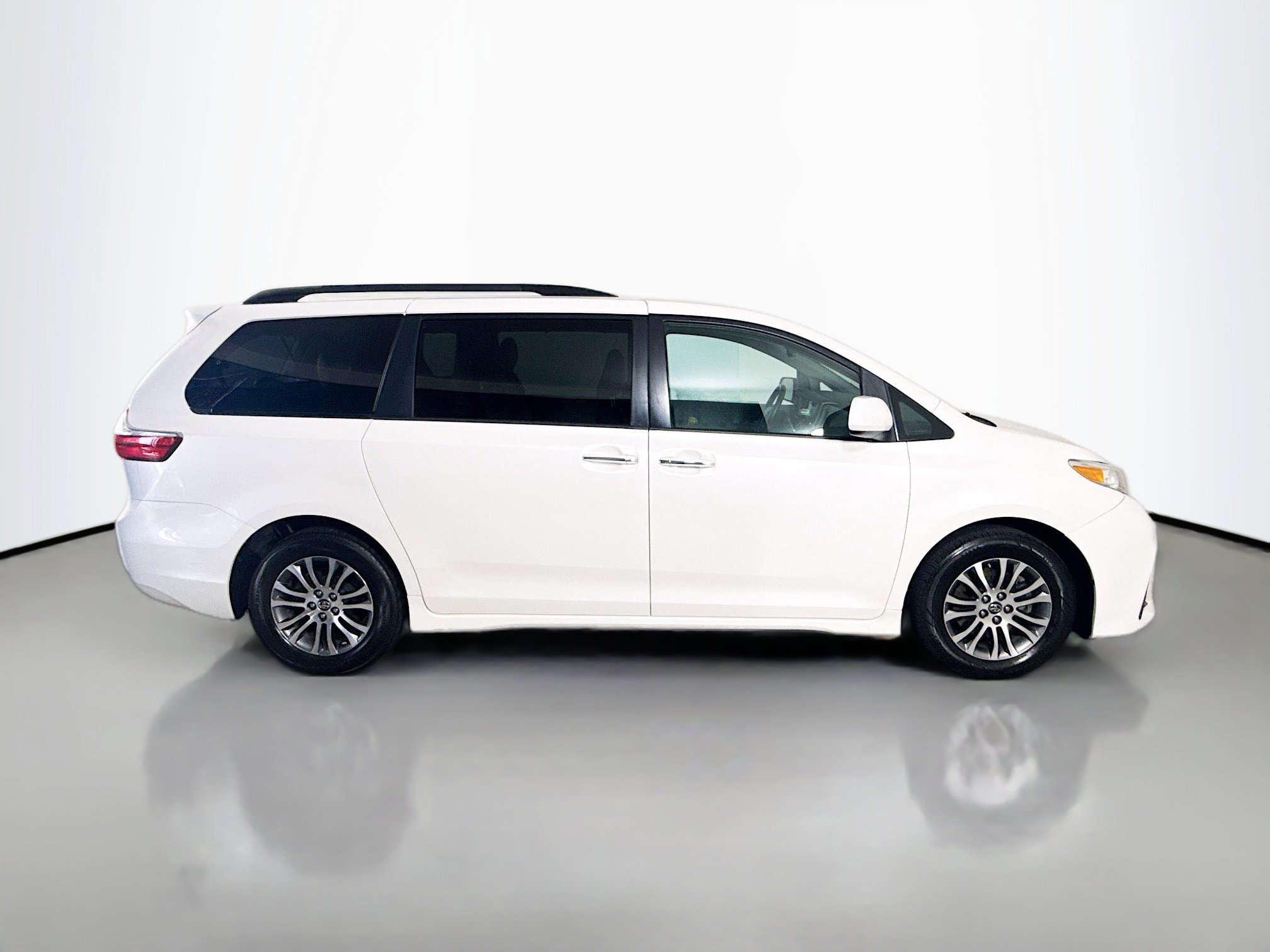 Used 2020 Toyota Sienna XLE FWD image 11