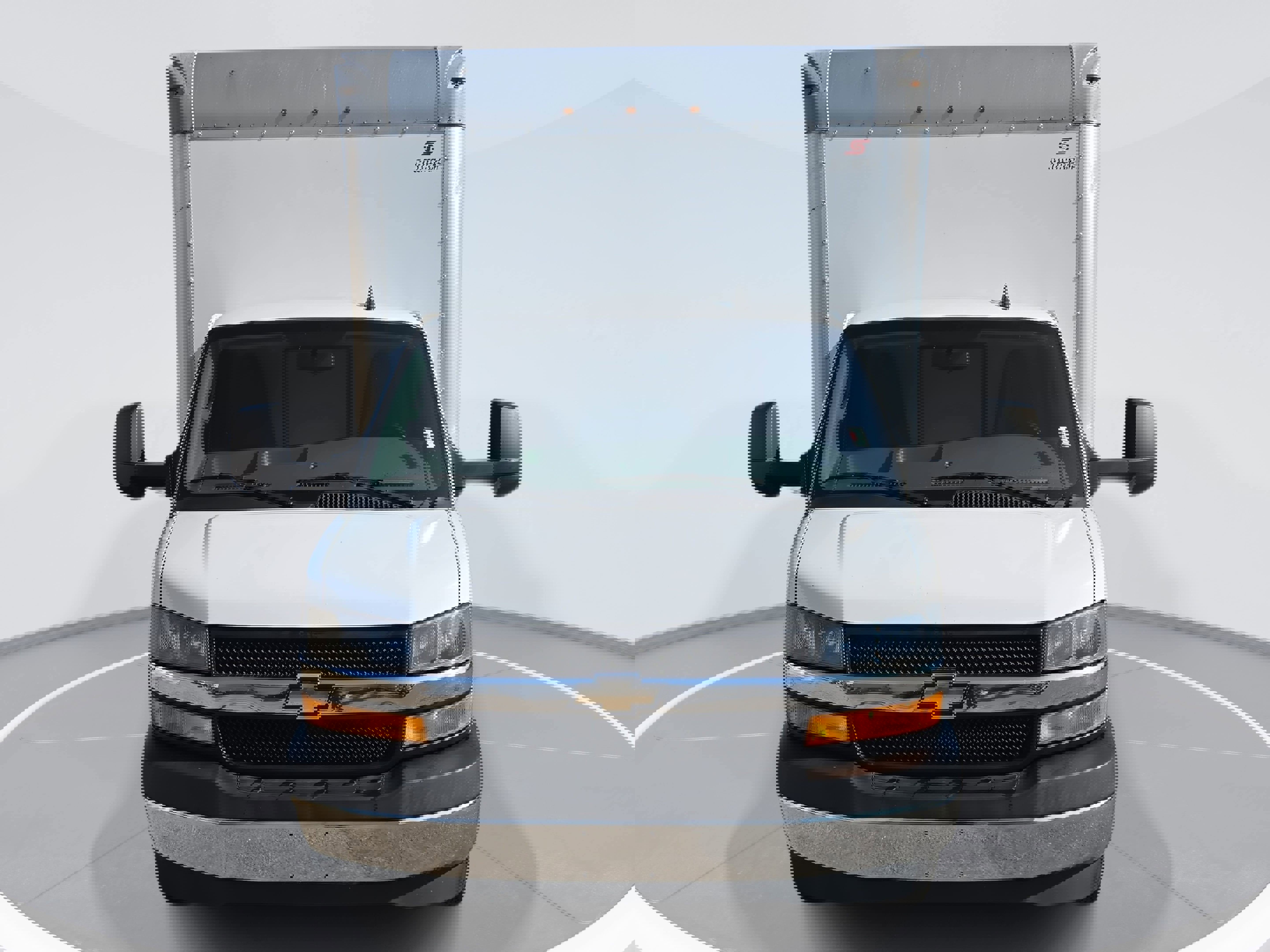 Used 2018 Chevrolet Express 3500 w/ Power Convenience Package image 2