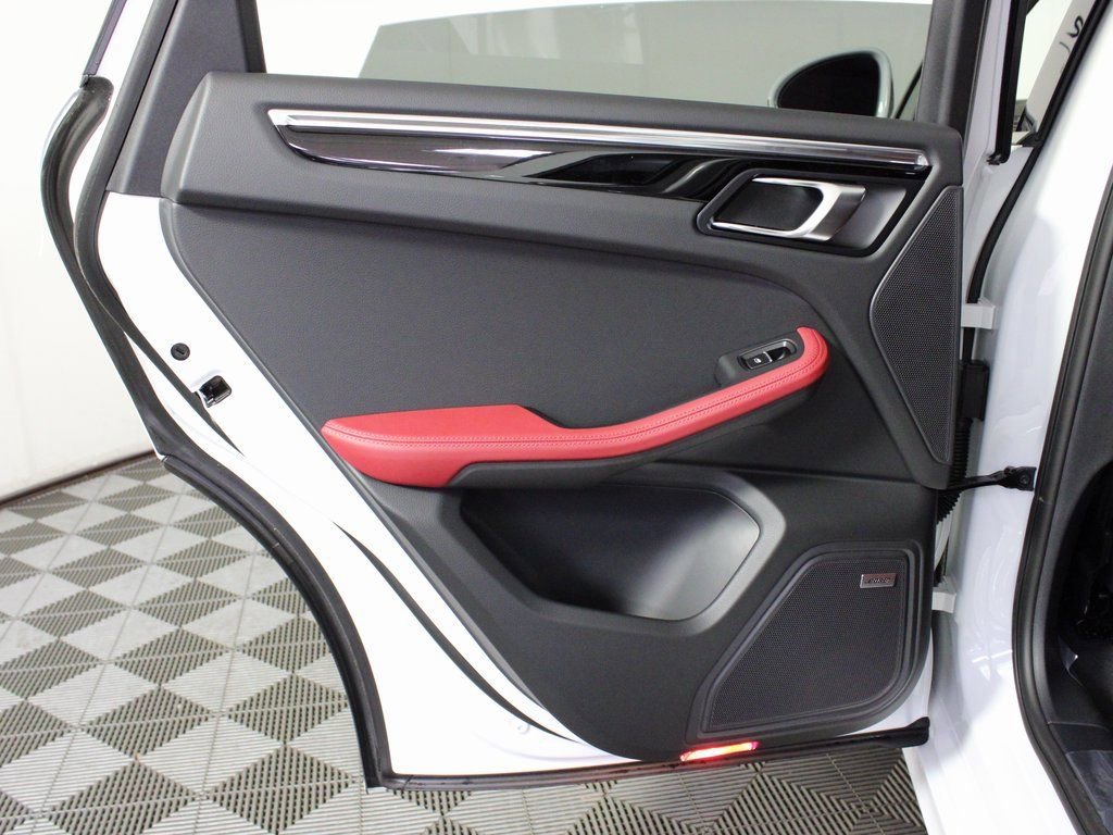 Certified 2025 Porsche Macan image 31