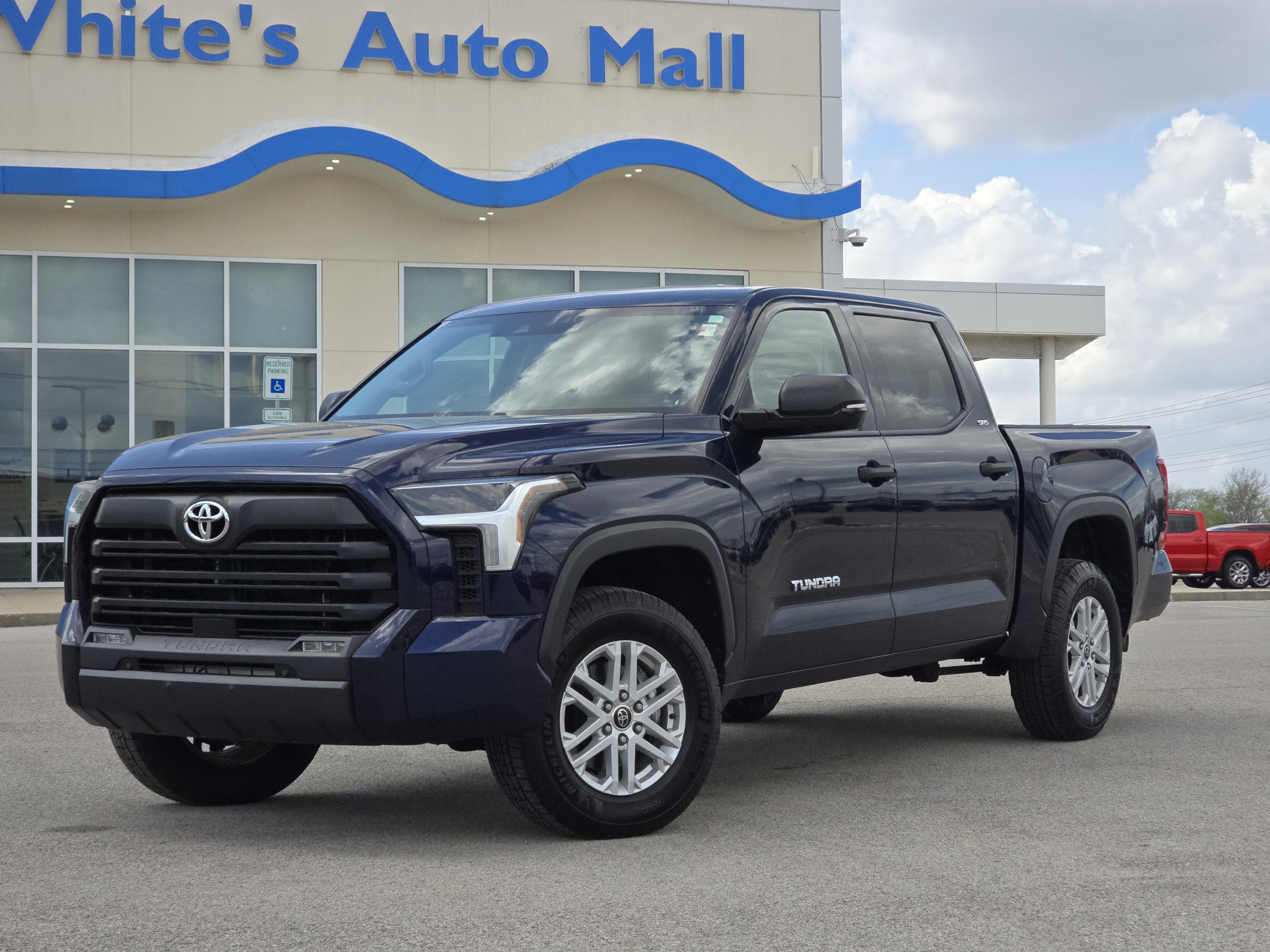 Used 2022 Toyota Tundra SR5 w/ SR5 Convenience Package image 1