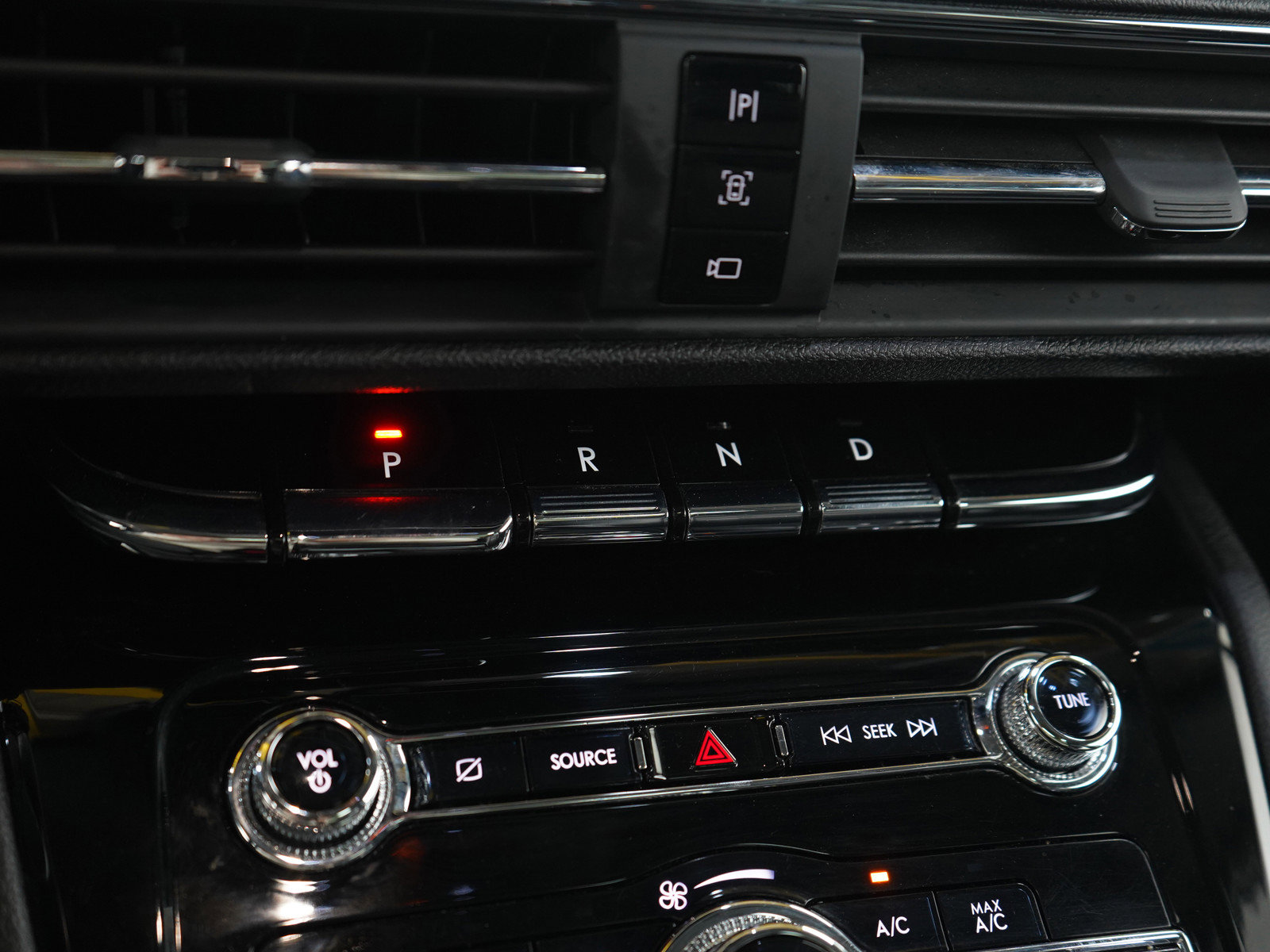 Used 2021 Lincoln Corsair AWD w/ Premium Package image 24