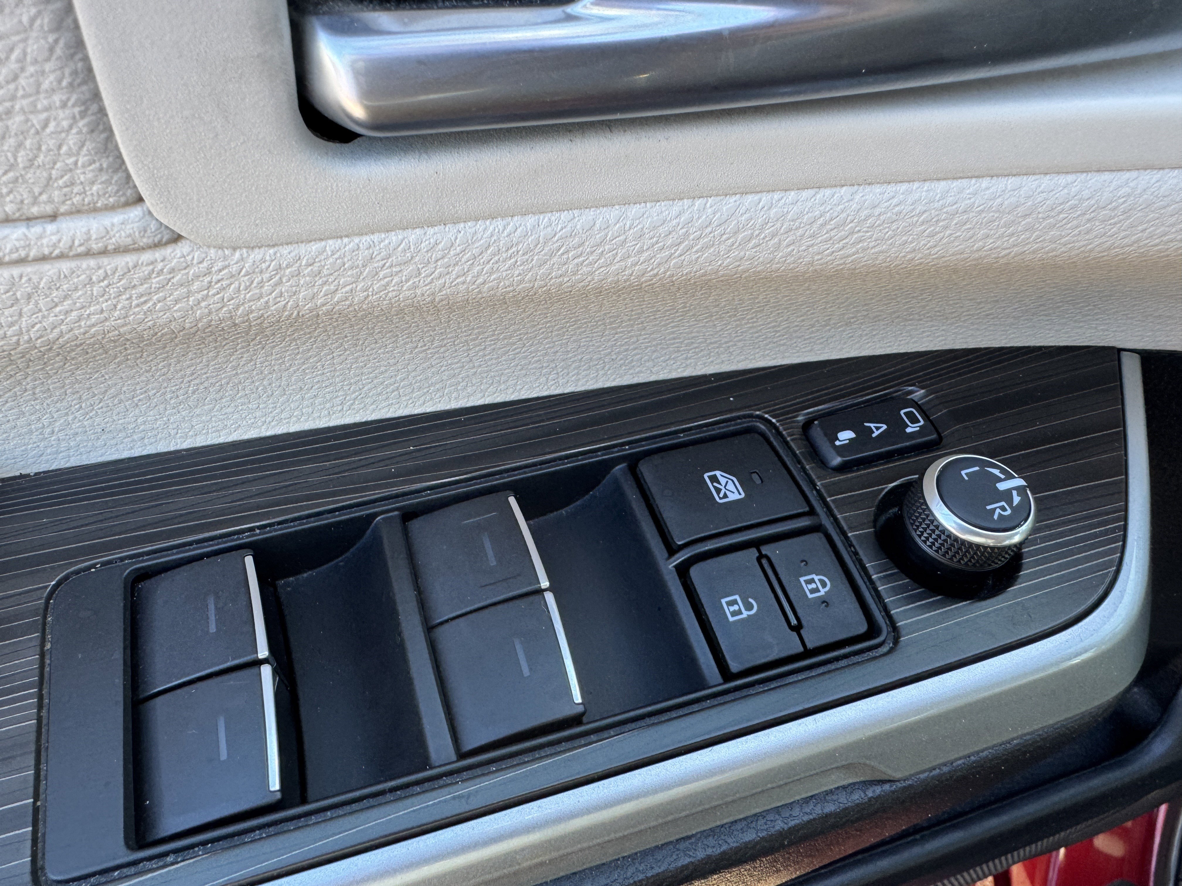 Used 2023 Toyota Sienna Platinum image 11