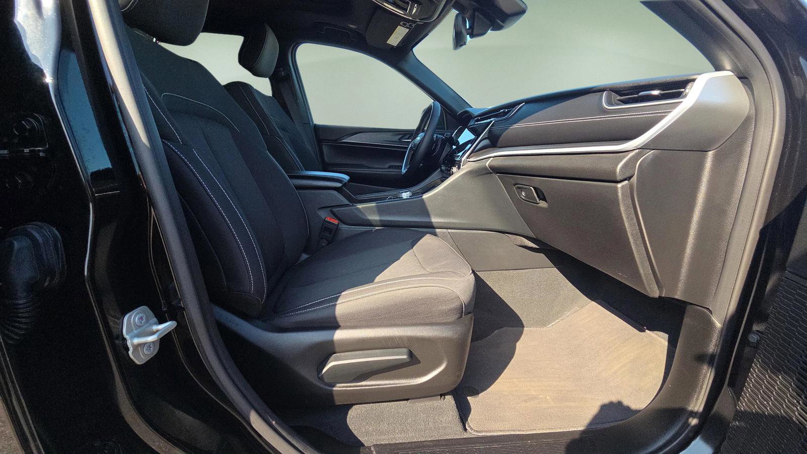 Used 2024 Jeep Grand Cherokee L Laredo w/ Luxury Tech Group I image 17