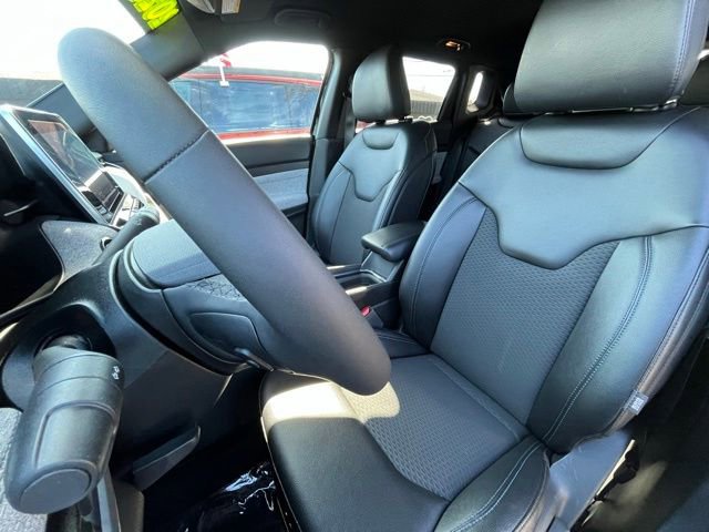 Used 2025 Jeep Compass Latitude AWD/4WD image 18