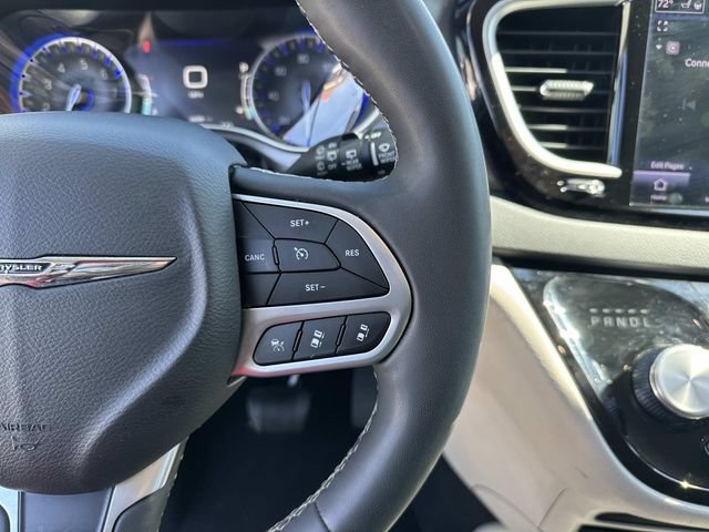 Used 2023 Chrysler Pacifica Touring-L FWD image 23