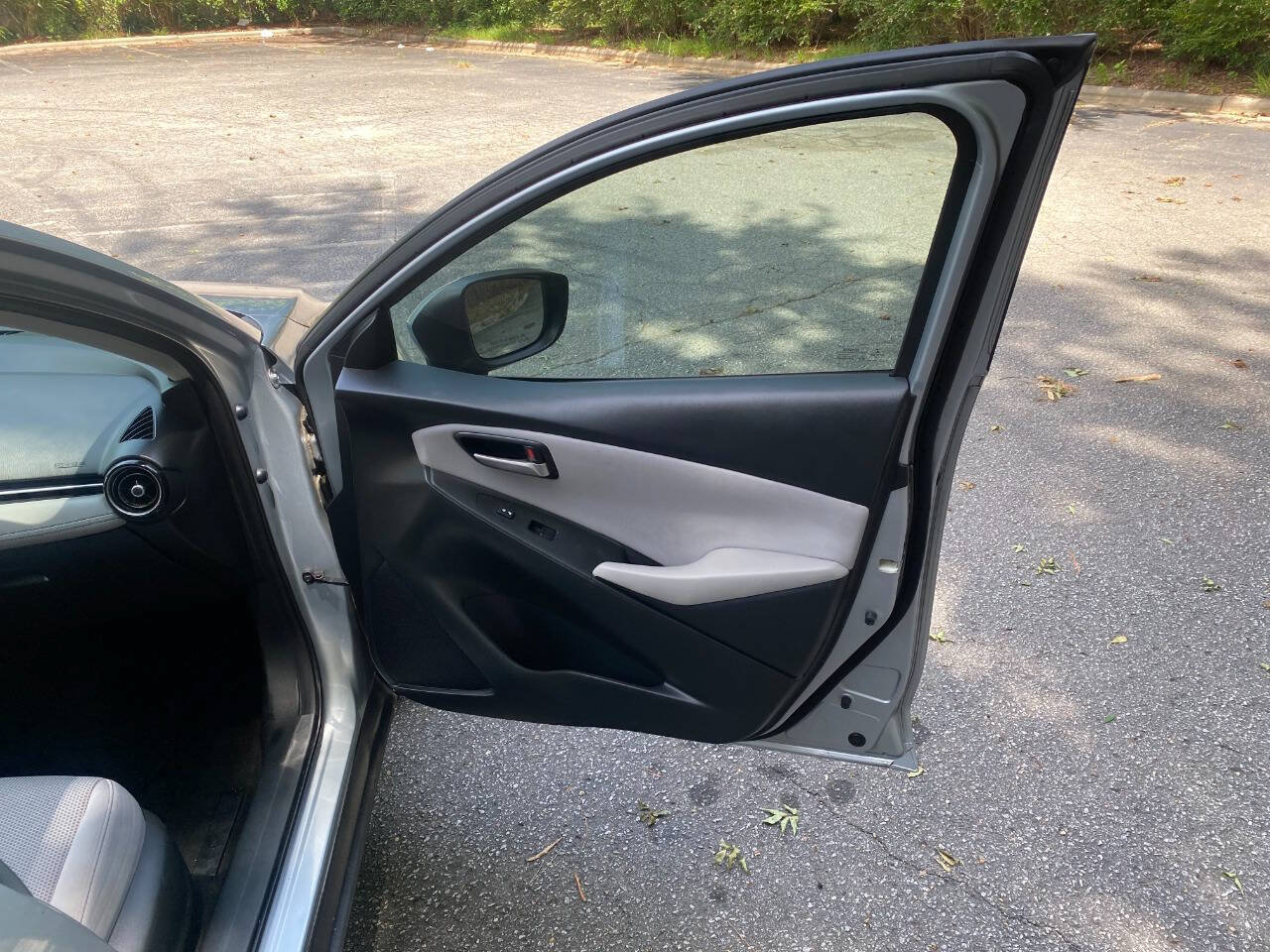 Used 2019 Toyota Yaris LE FWD image 42