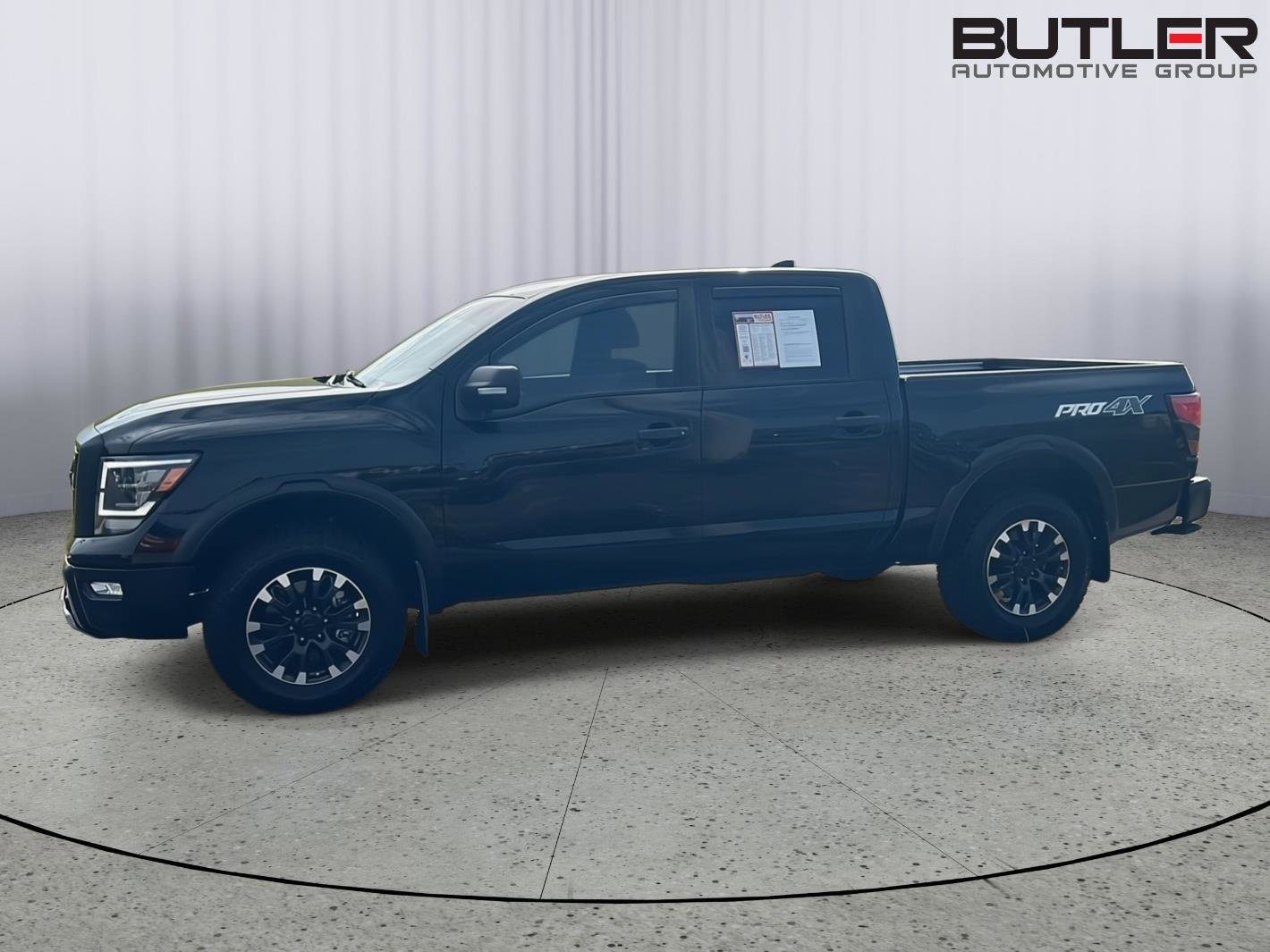 Used 2022 Nissan Titan PRO-4X w/ Pro-4x Convenience Package image 3