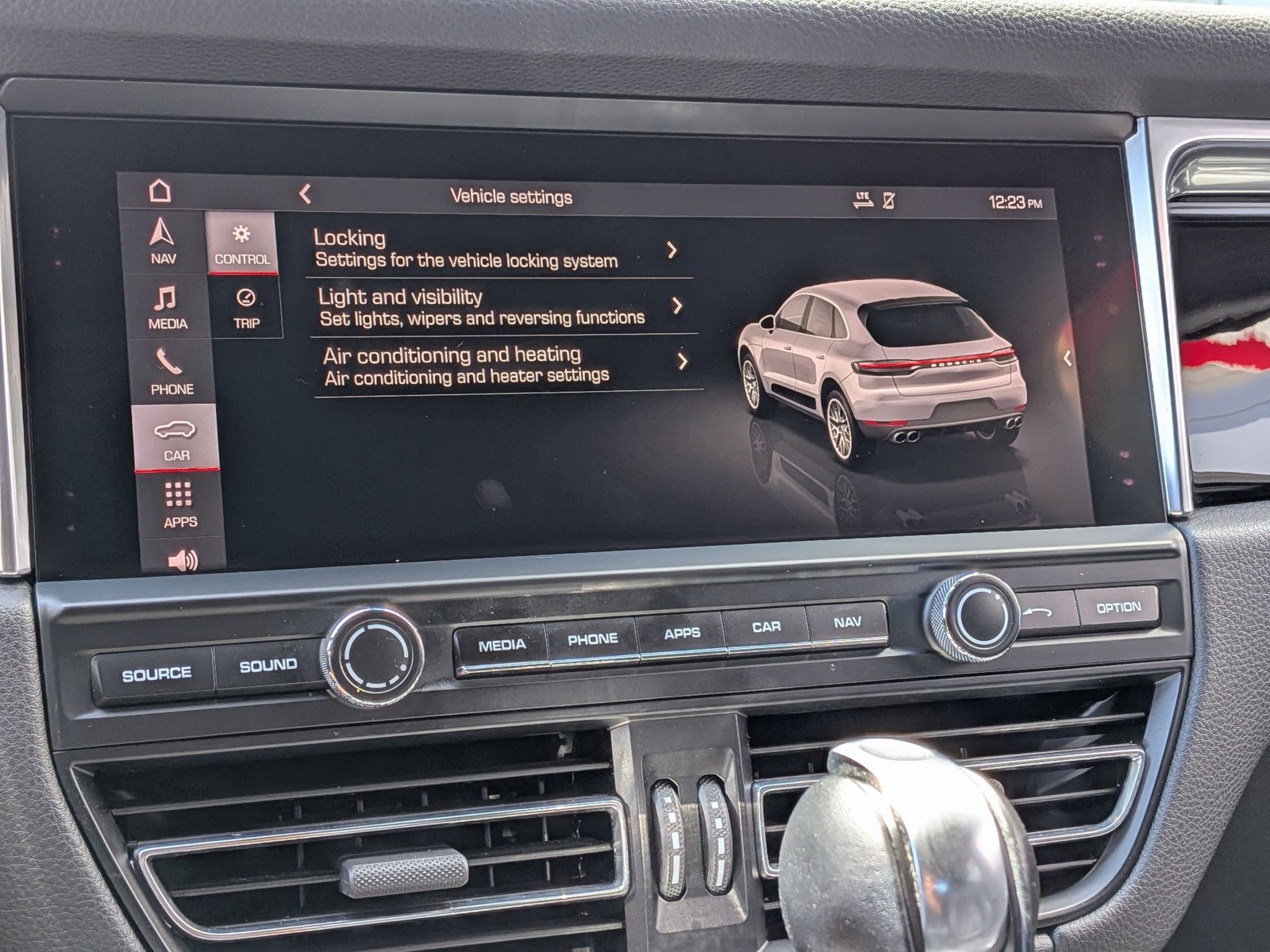 Certified 2019 Porsche Macan AWD/4WD image 18