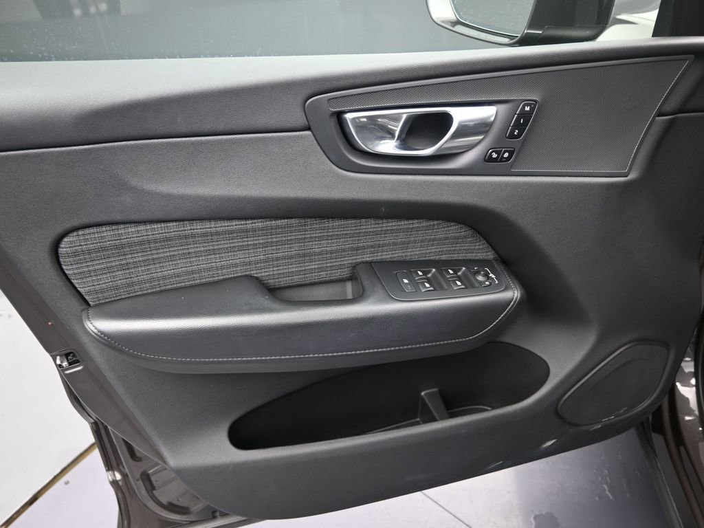 Certified 2023 Volvo XC60 B5 Core image 12