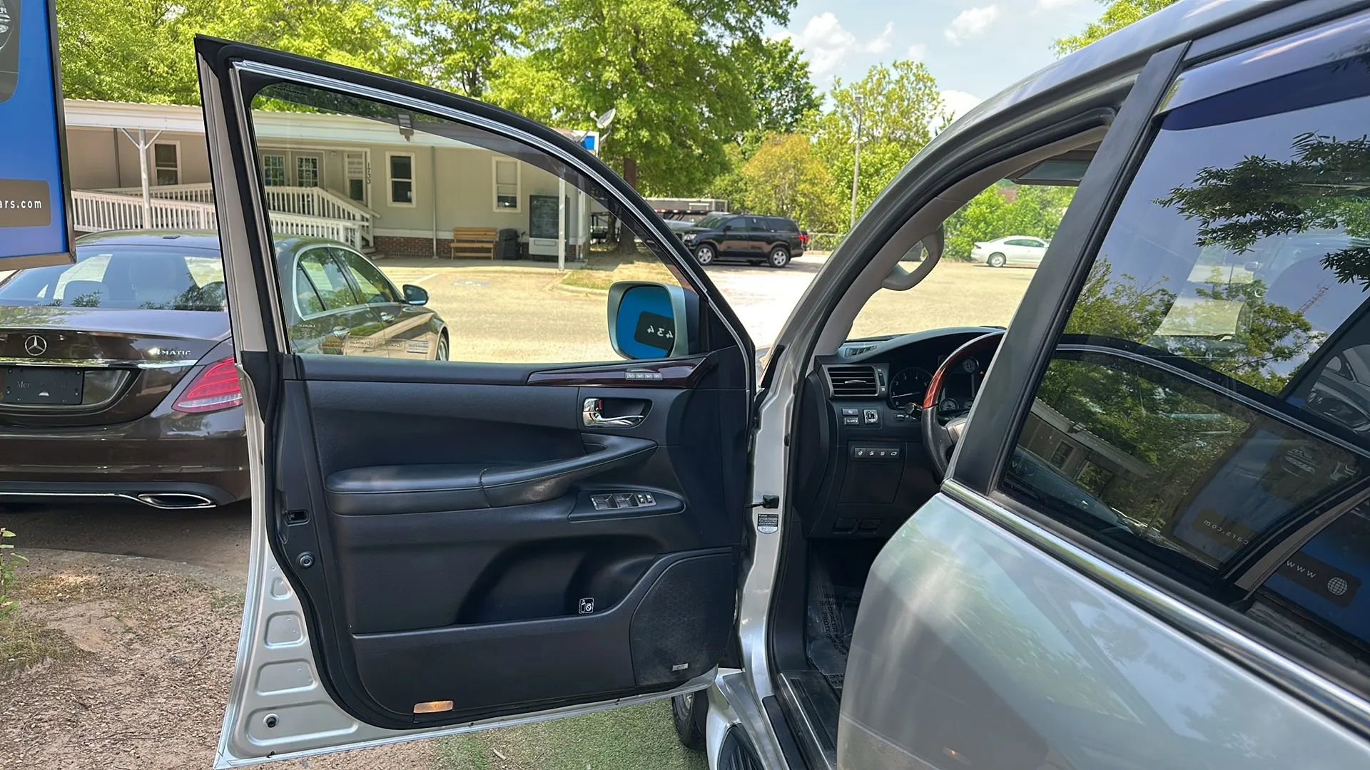 Used 2011 Lexus LX 570 4WD w/ Luxury Pkg image 14