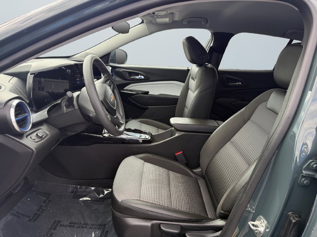 Used 2025 Chevrolet Trax LT FWD image 9