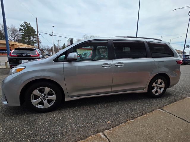 Used 2020 Toyota Sienna LE w/ LE Preferred Package FWD image 4