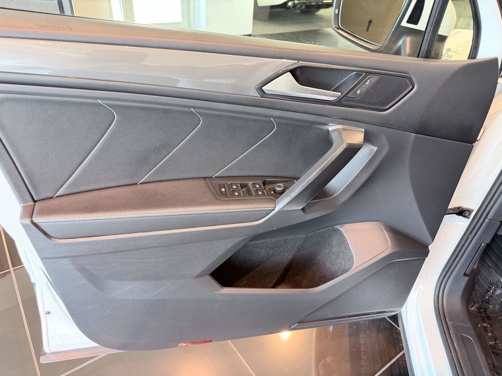 Used 2023 Volkswagen Tiguan SE AWD/4WD image 34