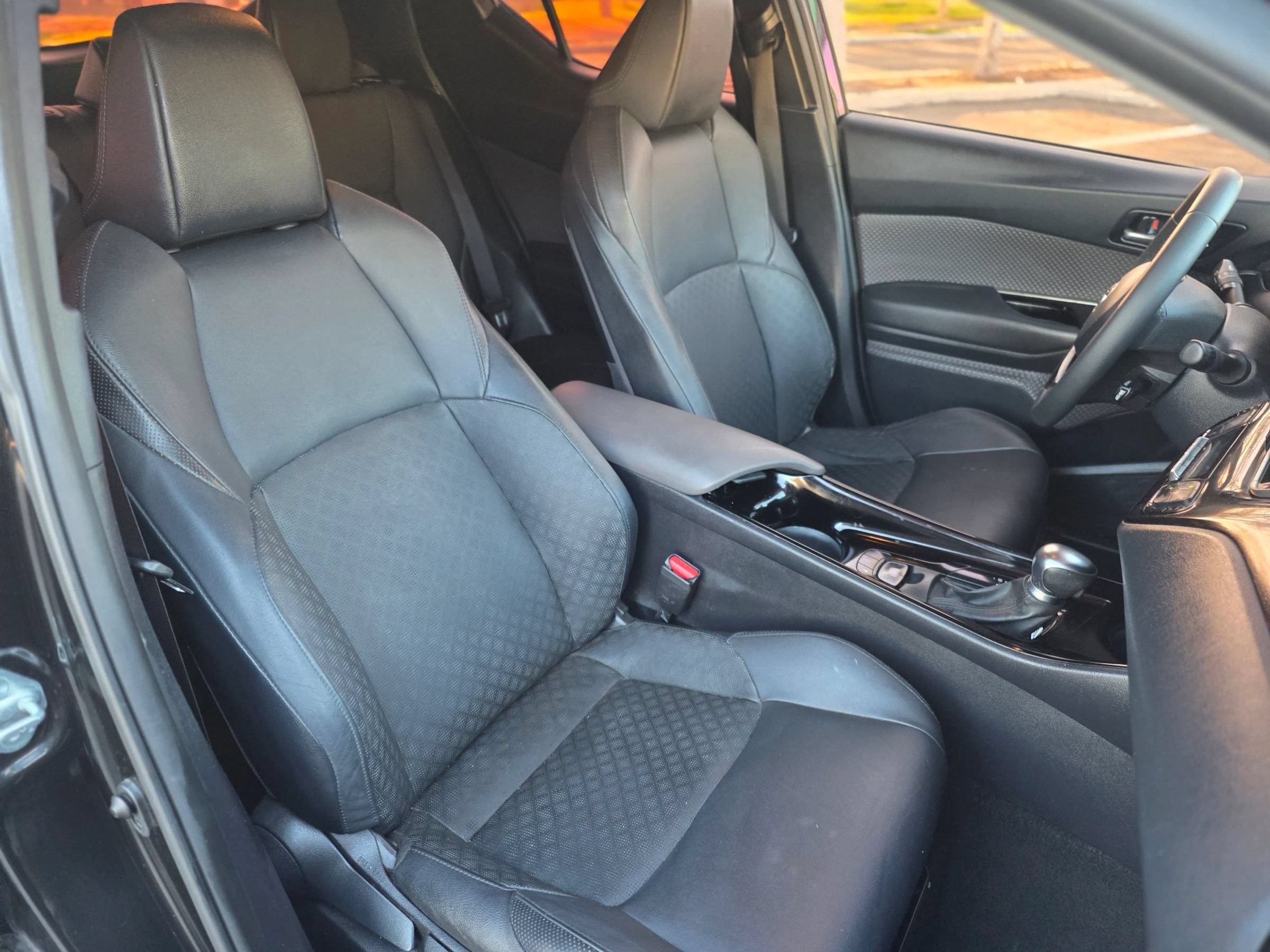 Used 2022 Toyota C-HR Limited FWD image 10