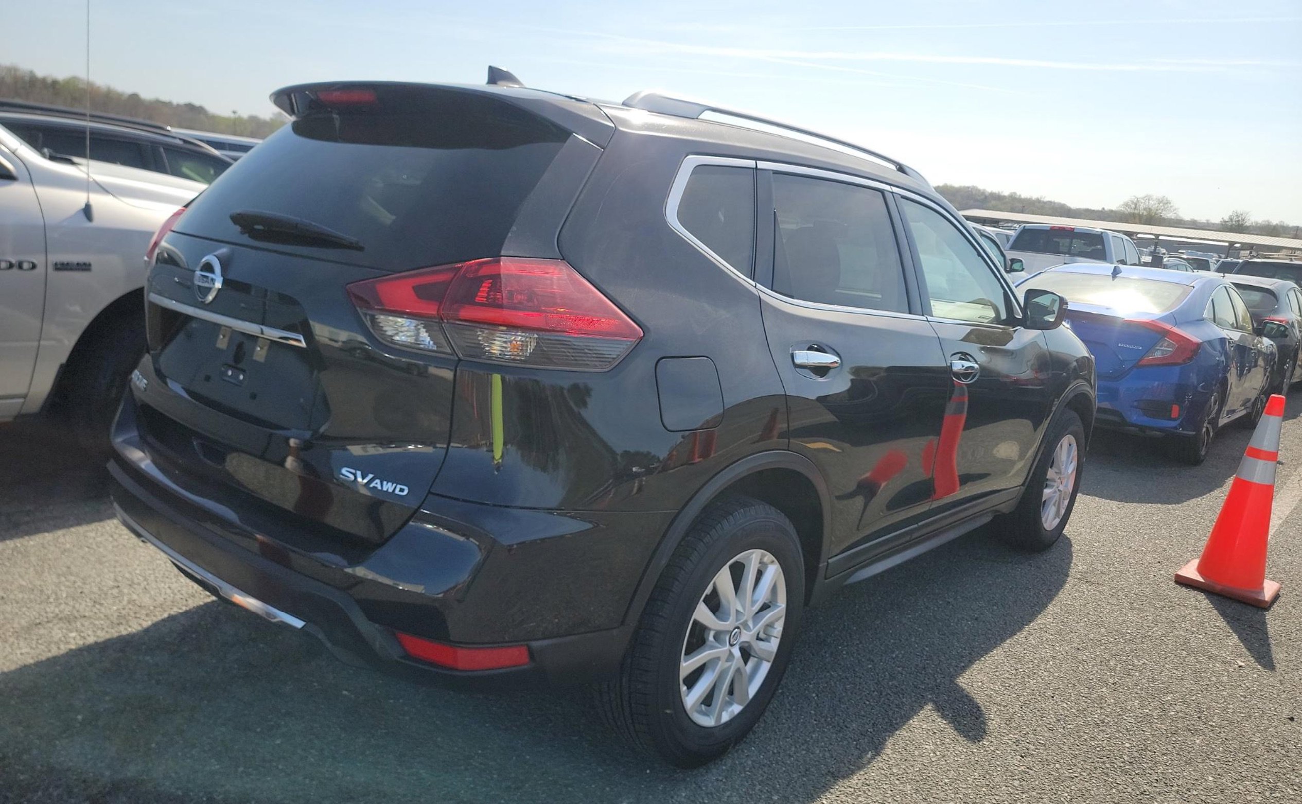 Used 2018 Nissan Rogue SV image 3