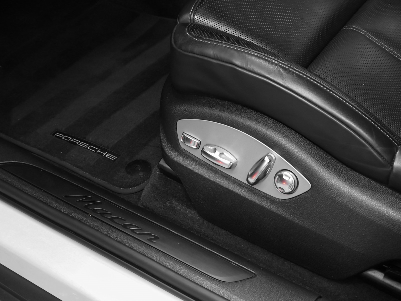 Used 2024 Porsche Macan image 25