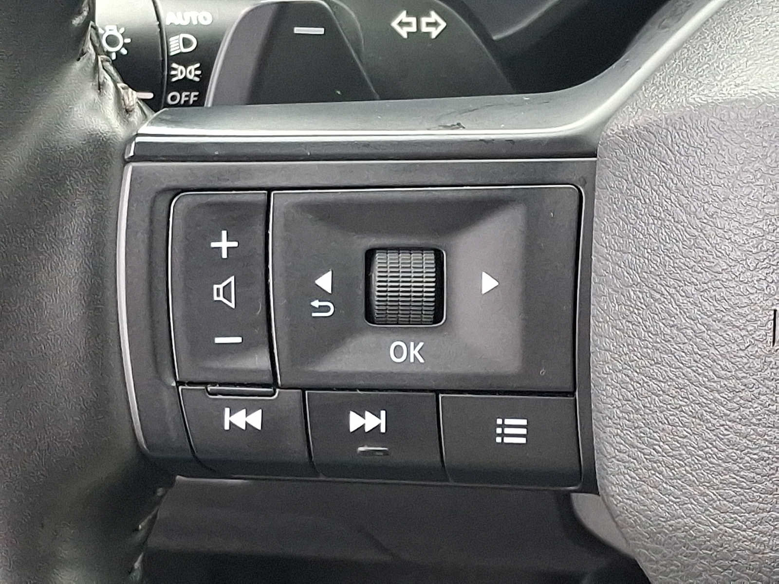 Used 2025 Nissan Rogue SV AWD/4WD image 22