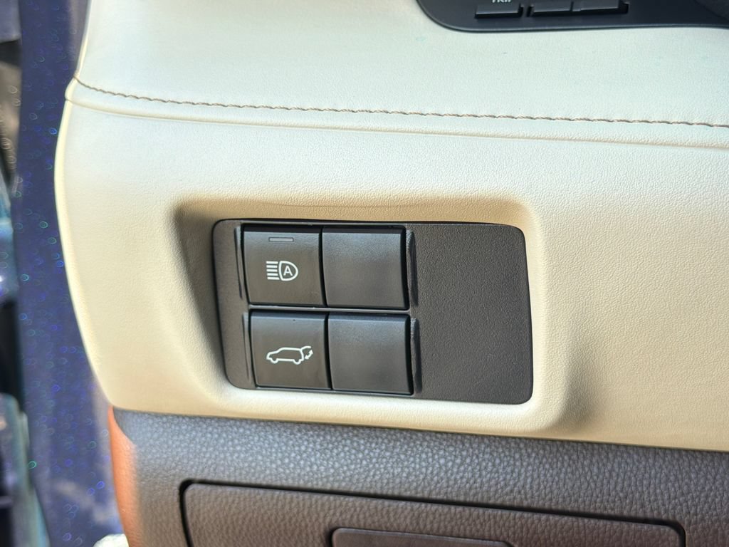 Used 2022 Toyota Highlander XLE AWD/4WD image 34