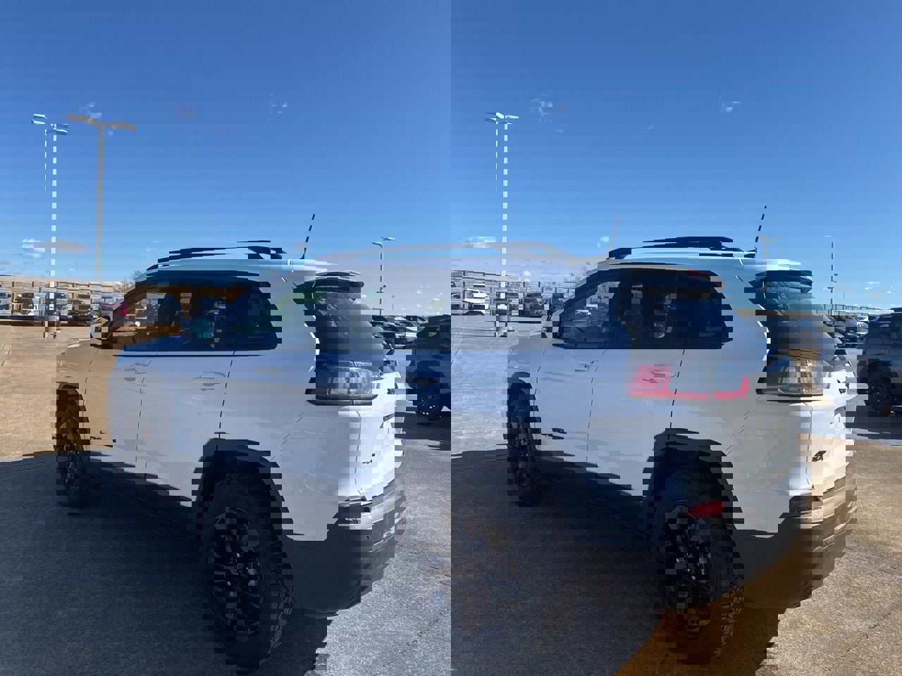 Used 2020 Jeep Cherokee Latitude Plus image 5