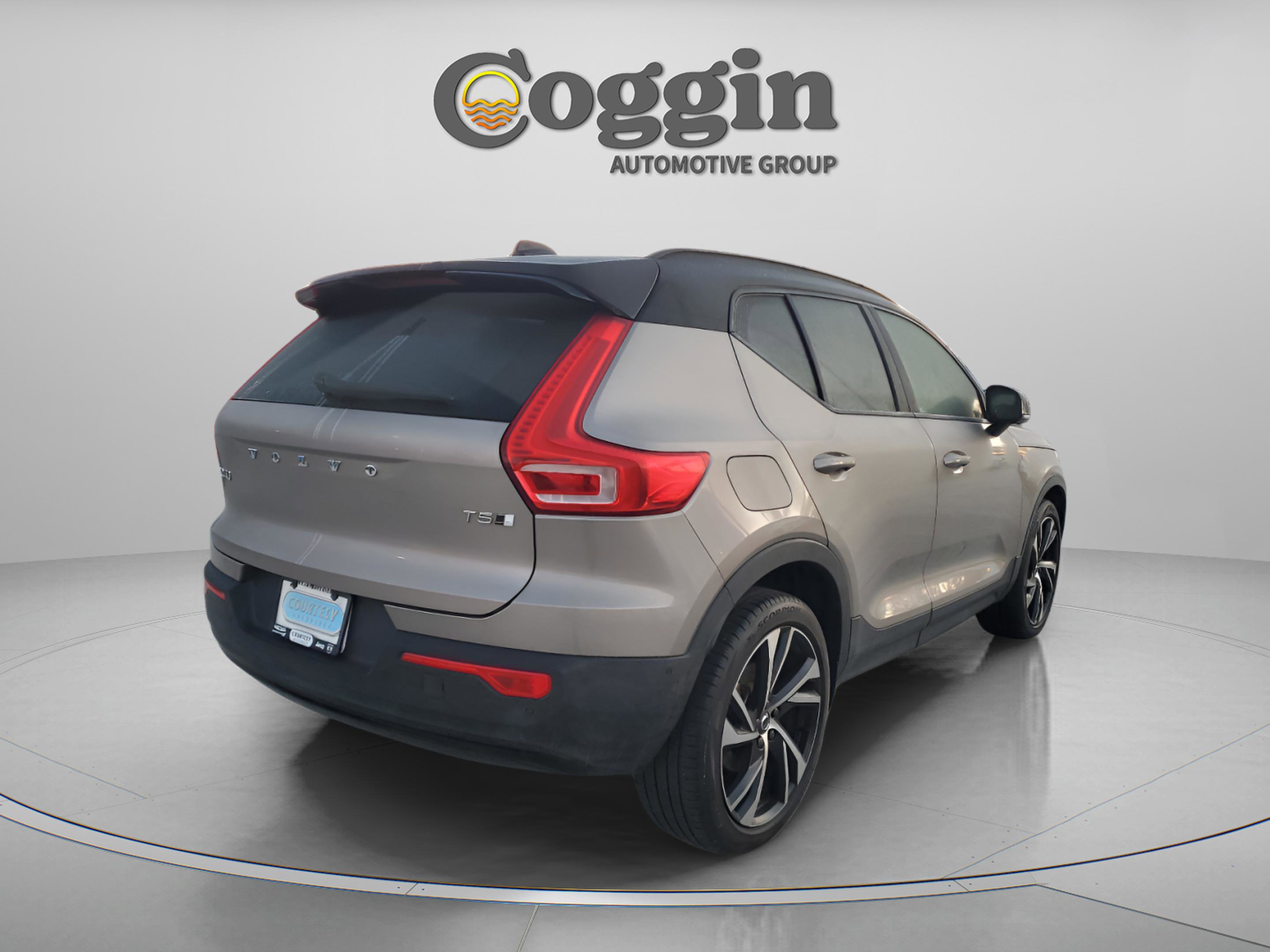 Used 2022 Volvo XC40 T5 R-Design w/ Advanced Package image 3