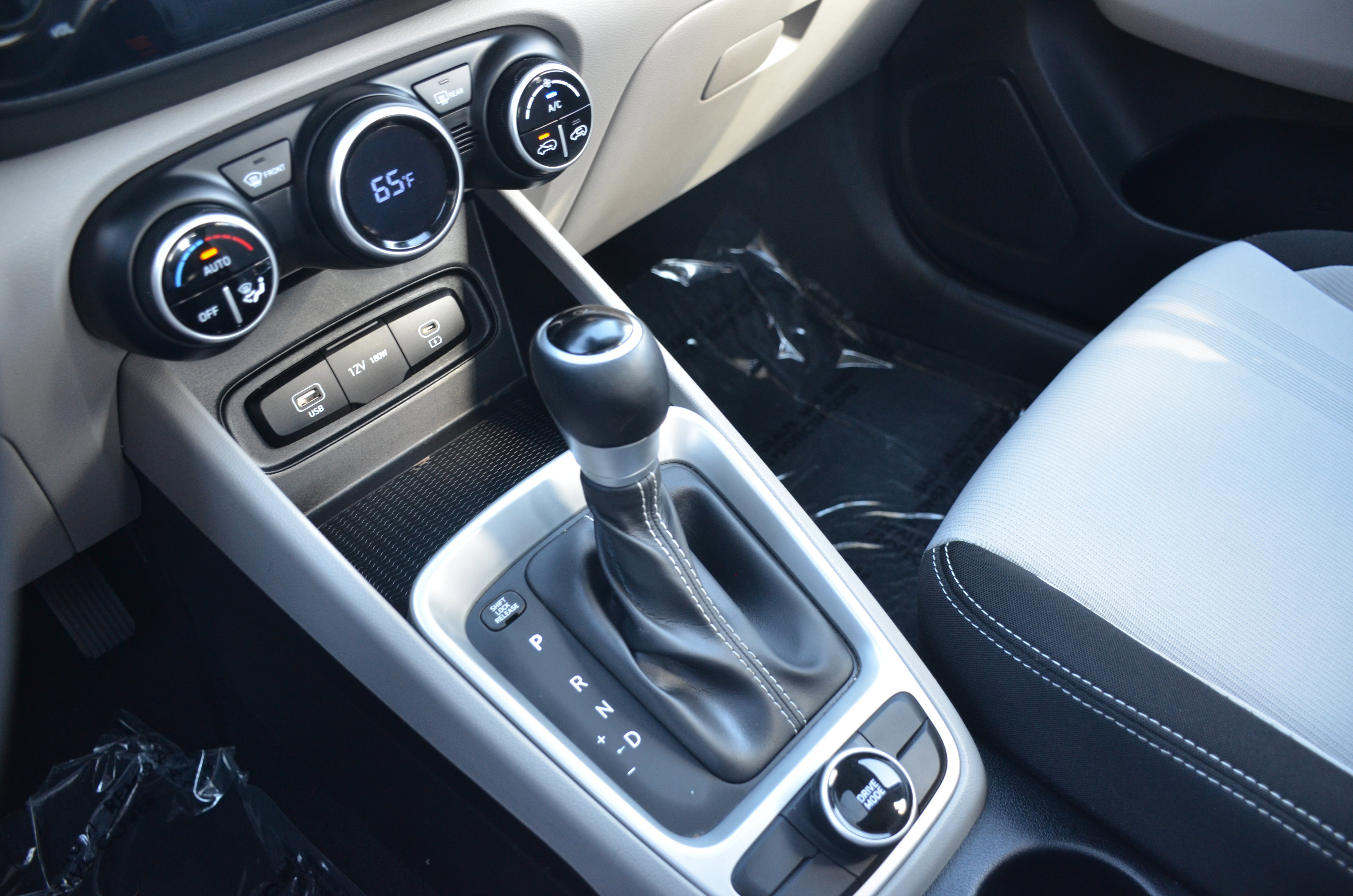 Used 2024 Hyundai Venue SEL image 14